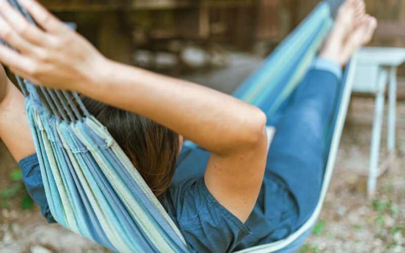 Utrujeni kljub 8 uram spanja? Morda vam manjka ta oblika počitka