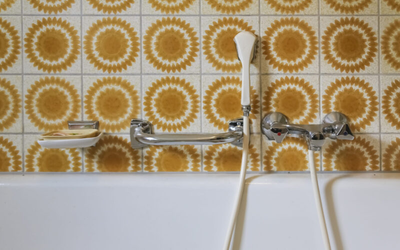 Kopalnica s tušem in ročajem za oporo, primer prostora, ki je lahko za osebo z demenco vir strahu pri tuširanju.