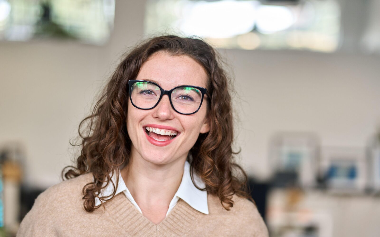 Vesela, srečna poslovna ženska, z očali