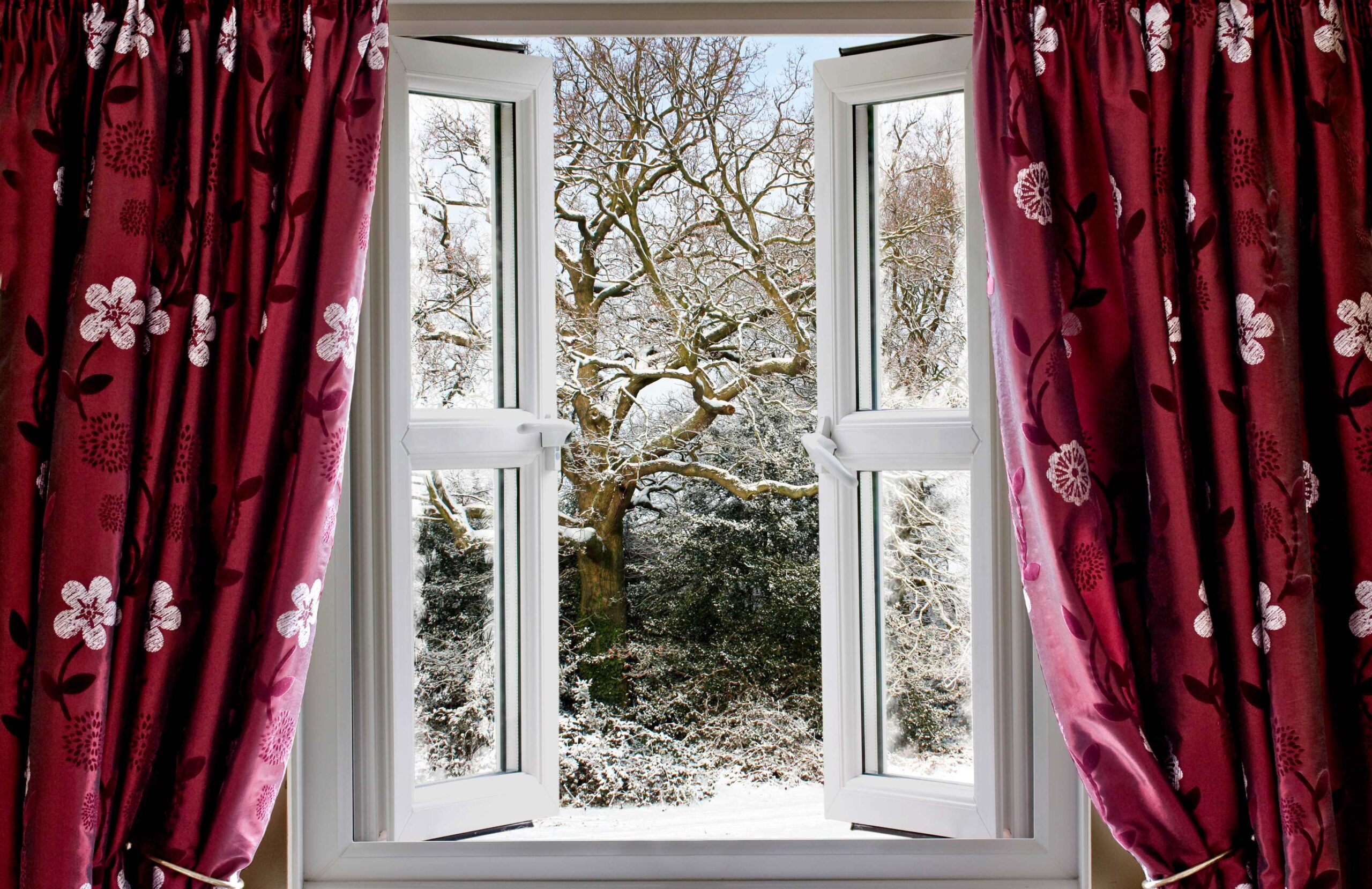 Odprto okno prezračevanje sobe v zimskem času