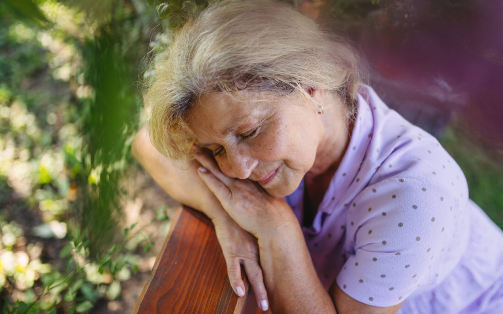 Oseba z demenco z zaprtimi očmi v mirnem okolju, kar ni znak umika, temveč zmanjševanja dražljajev