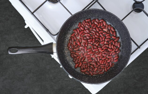 Fižol, ki se kuha v ponvi na štedilniku – pravilna priprava stročnic za zmanjšanje lektinov in tveganja za zdravje