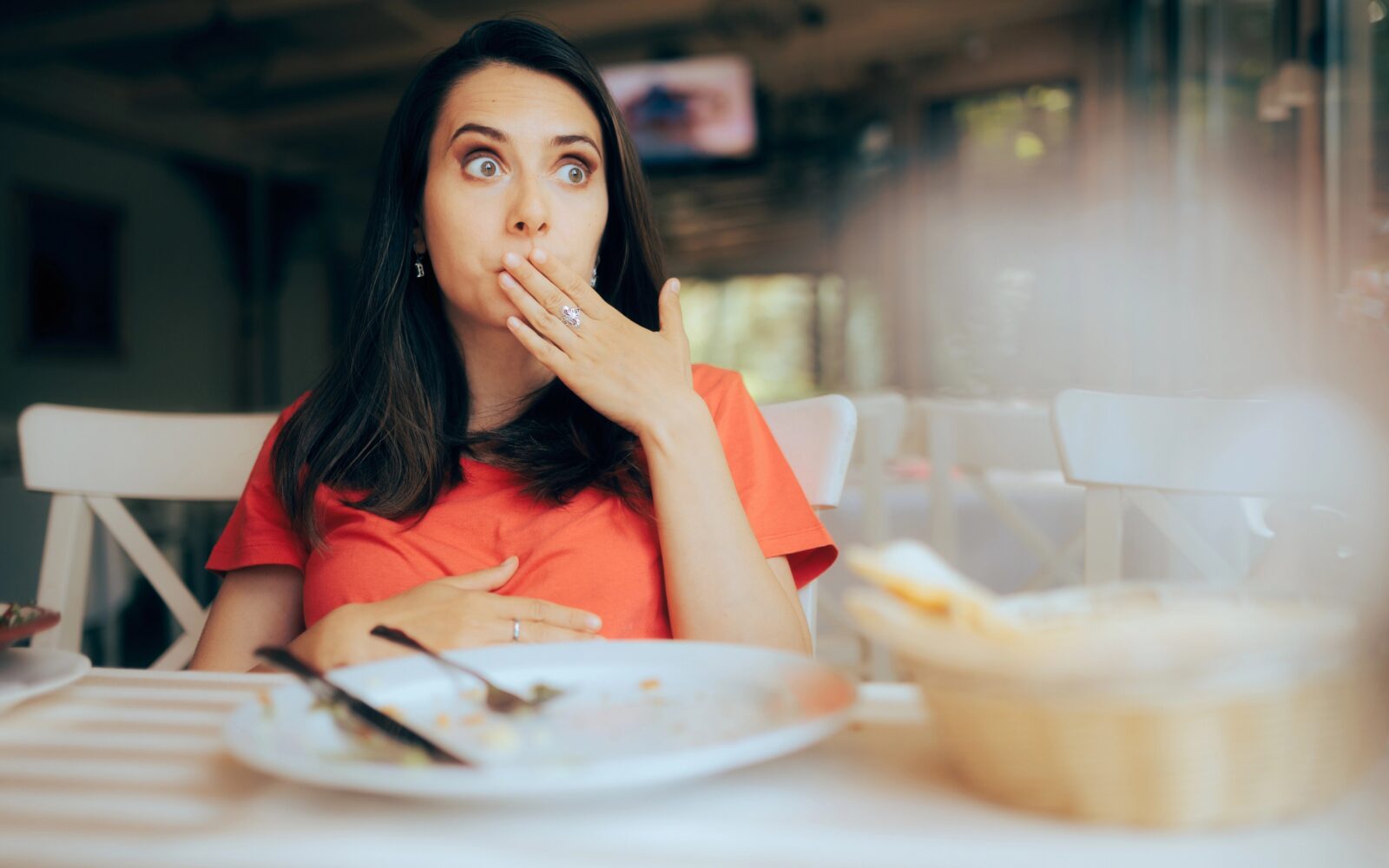 Ženska se počuti sita po tem, ko je pojedla veliko porcijo hrane