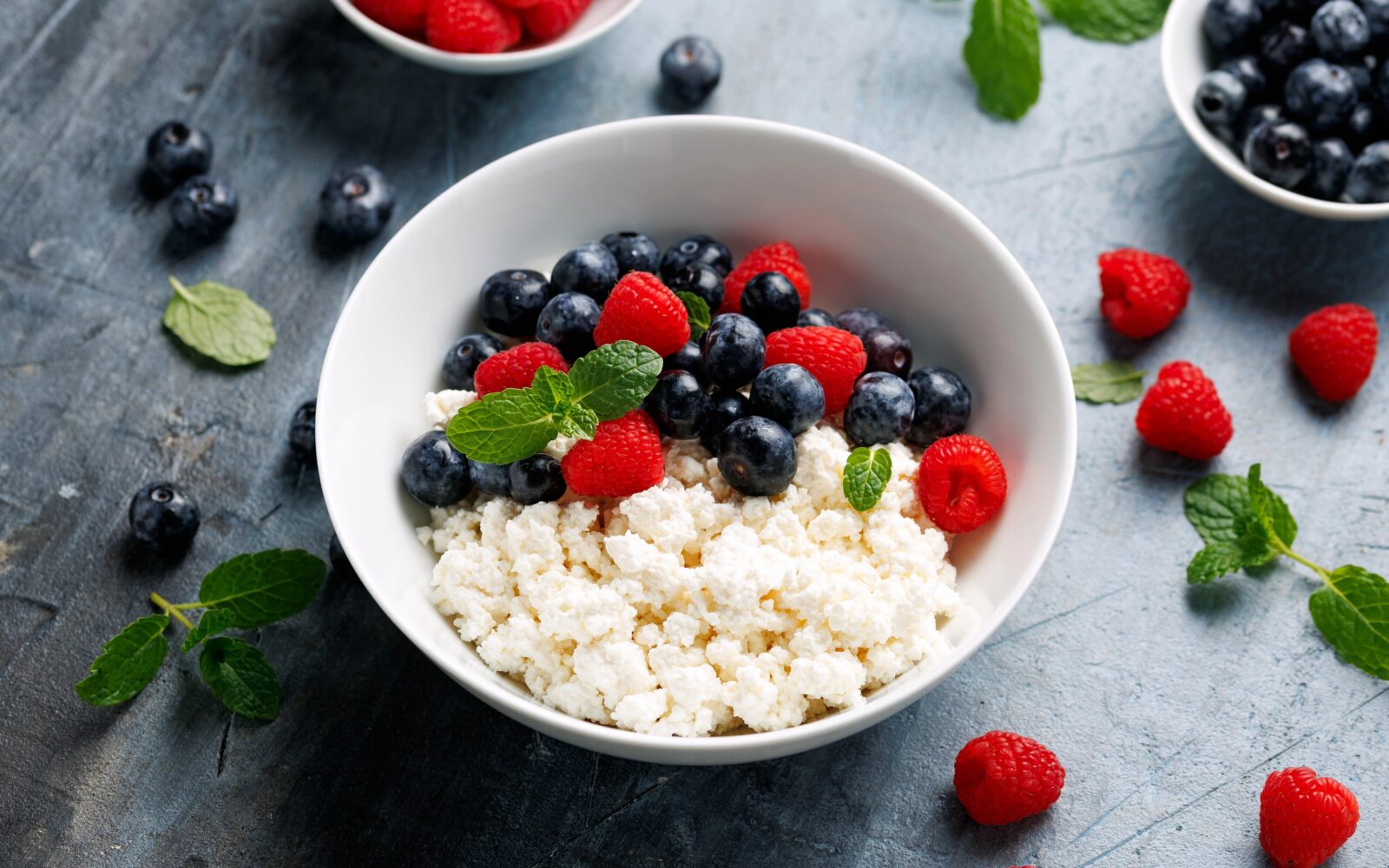 Skuta z borovnicami in malinami v posodi - Visokobeljakovinski zdrav zajtrk