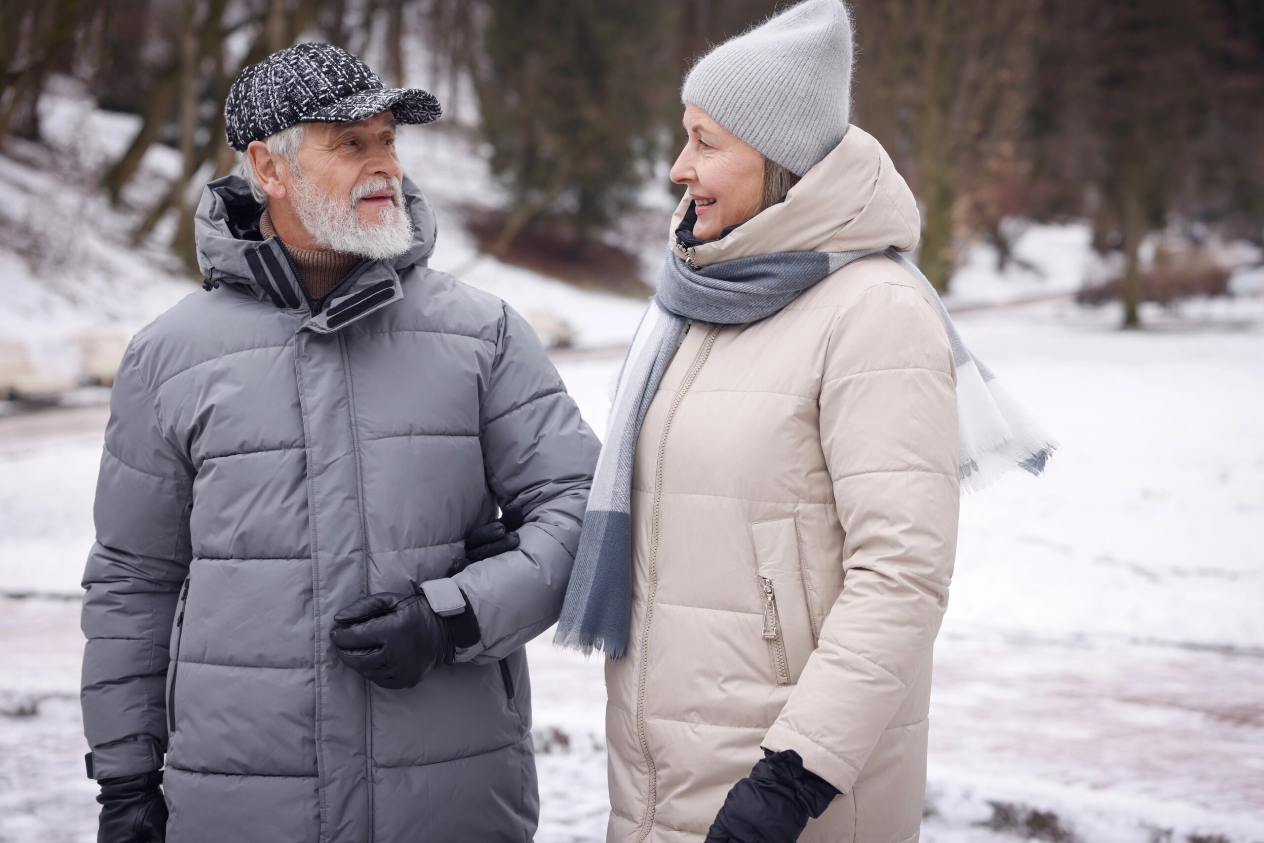 Starejši par se po kosilu sprehaja po parku - način za stabilizacijo krvnega sladkorja