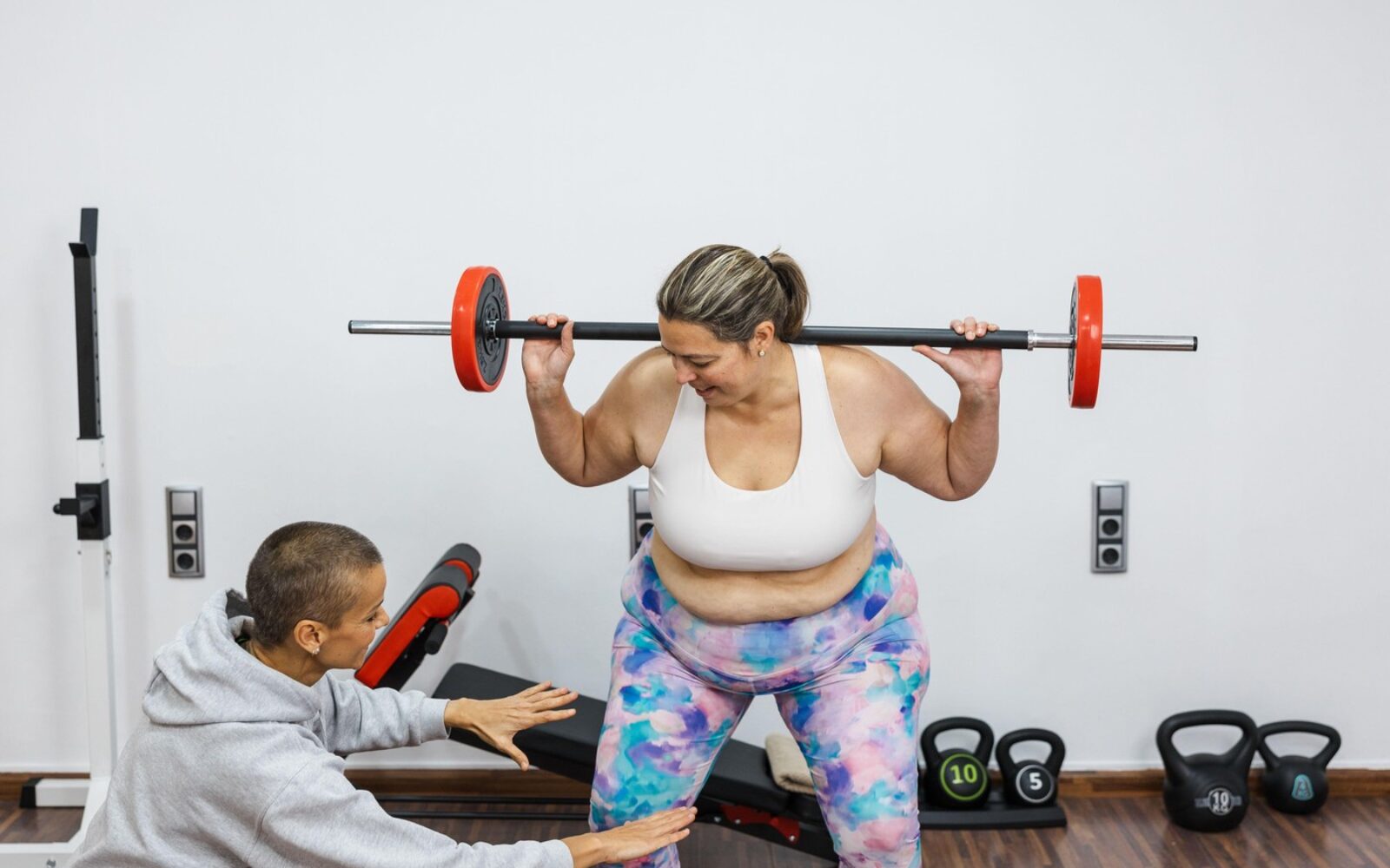 Ženska po 40 opravlja vadbo moči z uteži za ohranjanje mišične mase v menopavzi