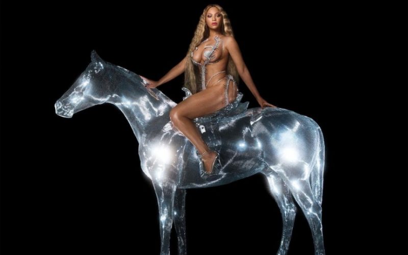 Beyoncé skoraj povsem gola na naslovnici novega albuma