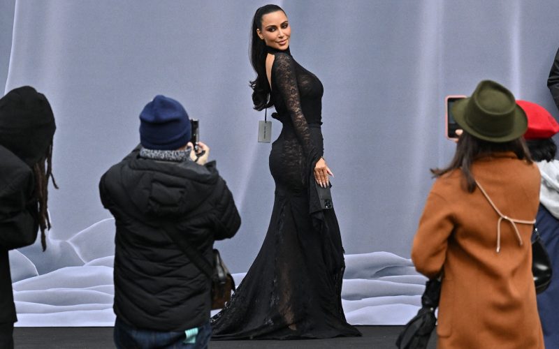 Je začela nov trend? Kim Kardashian na obleki pustila etiketo.